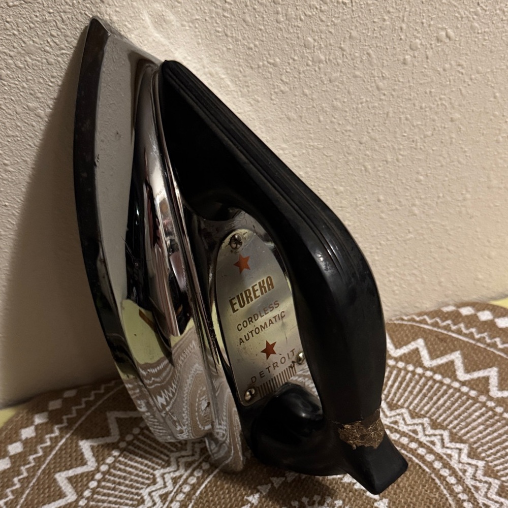 1940’s Eureka Cordless Automatic Detroit Iron for display or prop